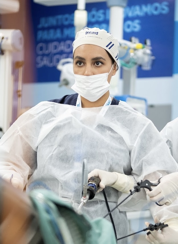 Dra. Paola Gonzalez Hernandez atendiendo a un paciente